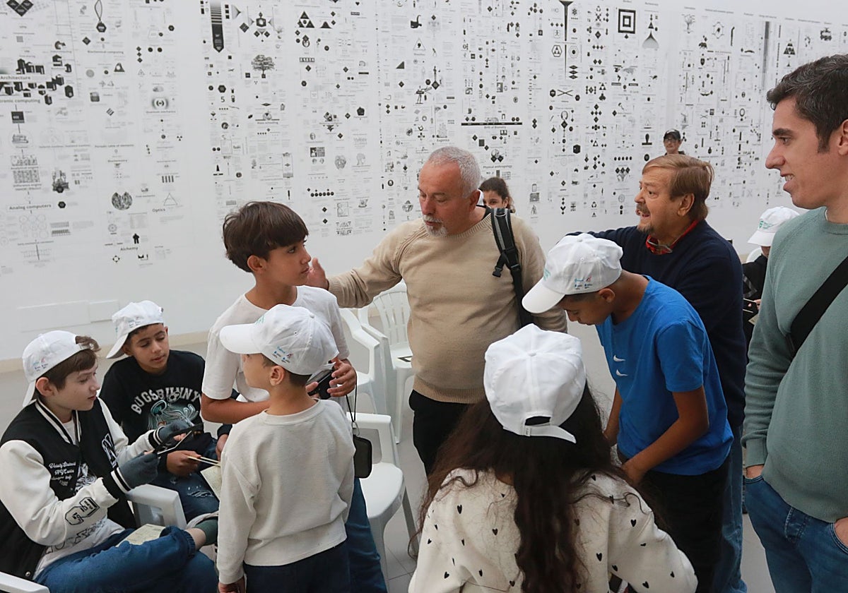 Escolares, con sus cámaras fotográficas, dispuestos a poner en práctica lo aprendido en el taller de fotografía.