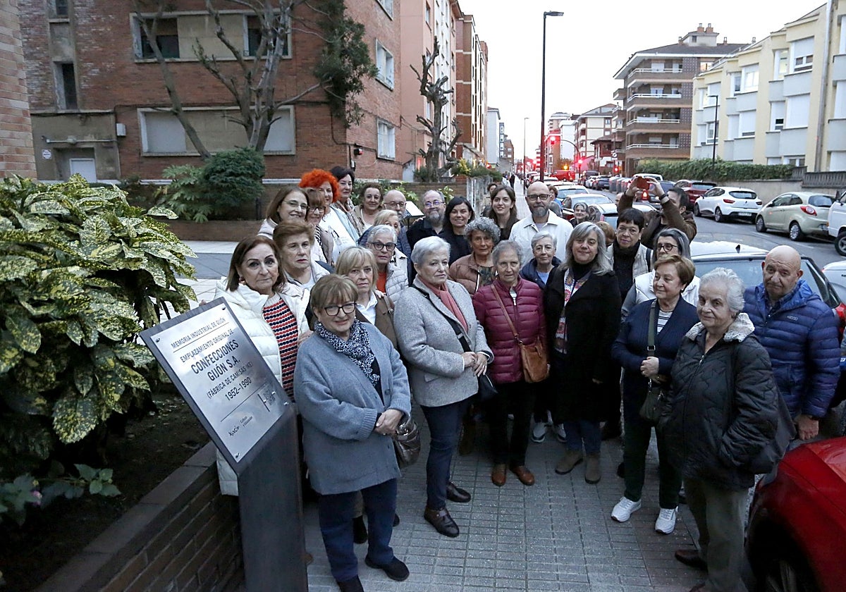 Montserrat López Moro posa junto a la placa conmemorativa a Ike en presencia de las ex trabajadoras.