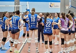 Josemi Pérez, en el centro durante un tiempo muerto.