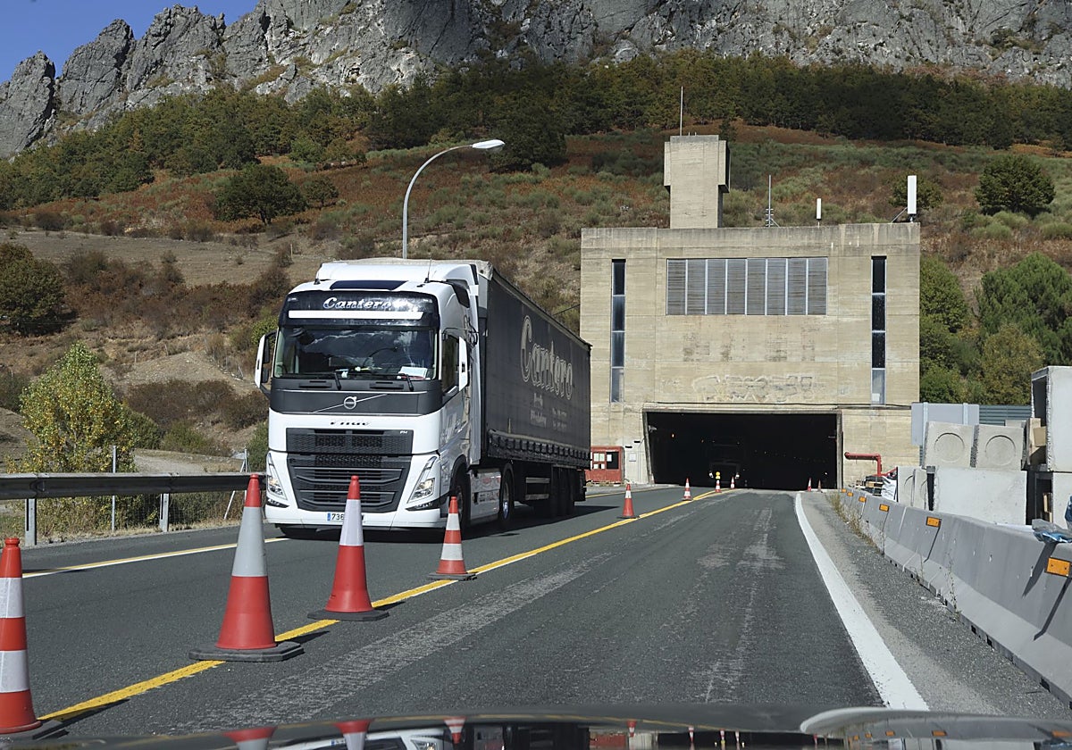 Calzada con carril por sentido y velocidad limitada por las obras de mejora en el túnel de El Negrón.