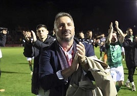 Javi Prendes, entrenador del Puerto de Vega: «En este puto país entrenan quienes conocen a un presidente. Nadie asciende por méritos propios»
