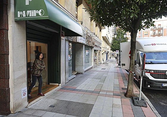 Ramiro abre sus puertas de su peluquería en Oviedo al rodaje de 'El profesor'