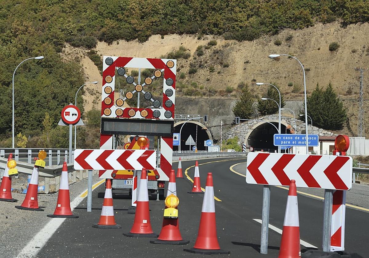 Calzada cortada por obras de mejora en uno de los túneles de la autopista del Huerna.