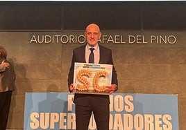 Antonio Corripio, con el primer premio recibido.