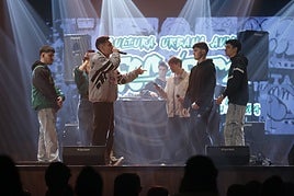 La 'batalla de gallos', ayer en la Casa de Cultura.