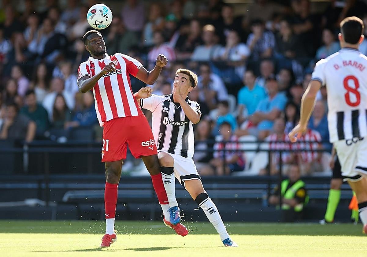 Loum disputa un balón aéreo en el partido en Castalia.
