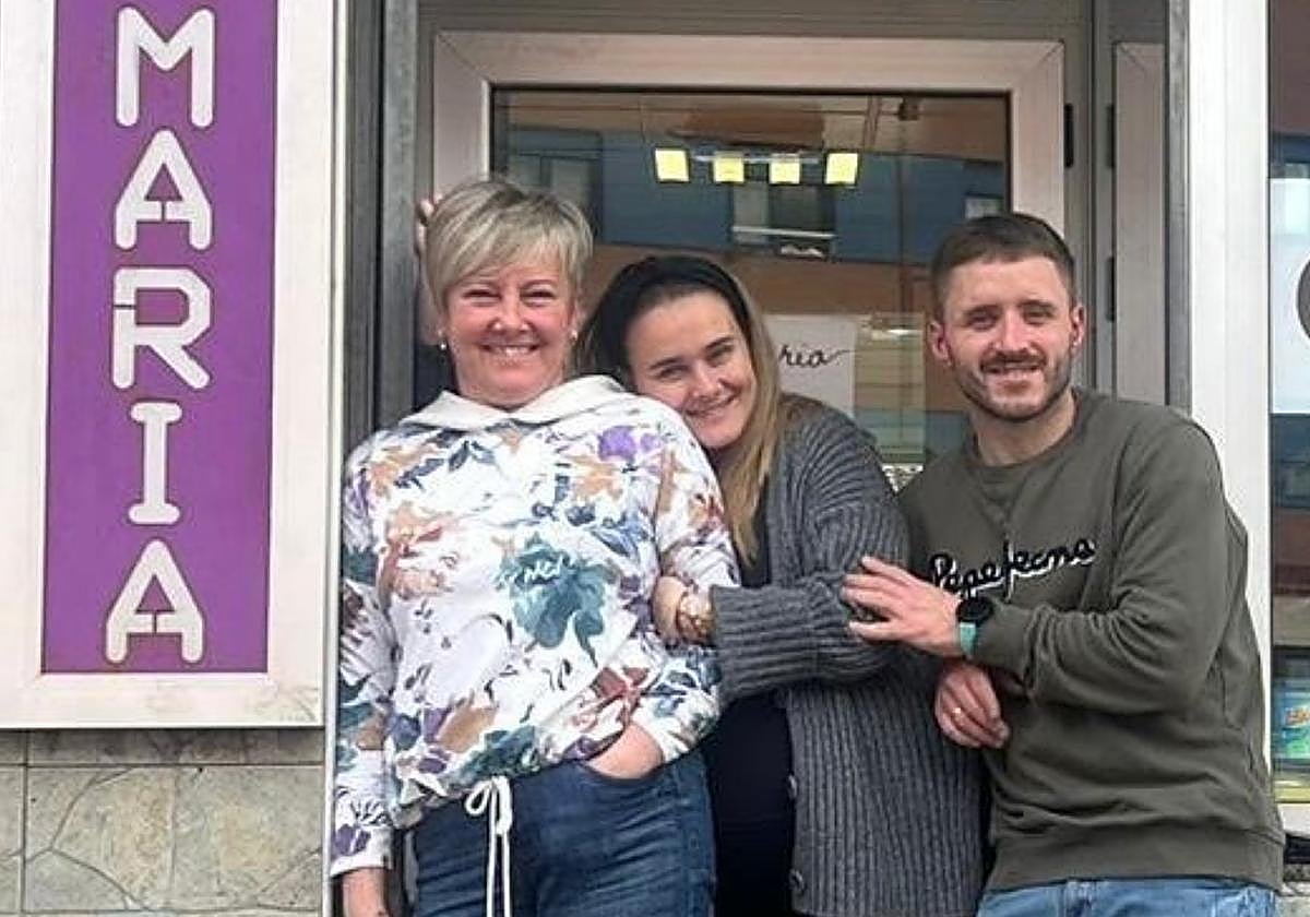 María, junto a Sofía y Cris, en el último día al frente de su kiosco.
