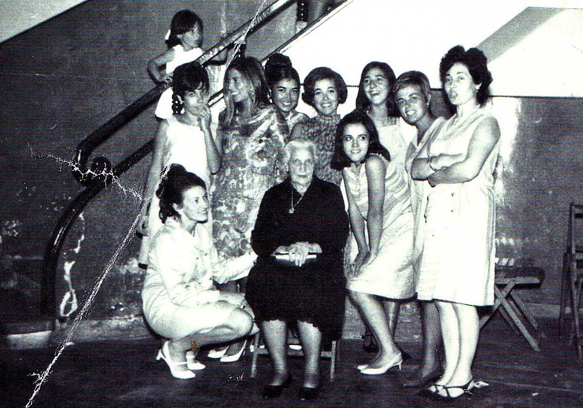 Virginia Santos Lantero, rodeada de sus nietas, el día de su 80 cumpleaños, en 1967.