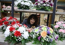 Emma Antuña tras varios centros ya preparados para ser recogidos este sábado.