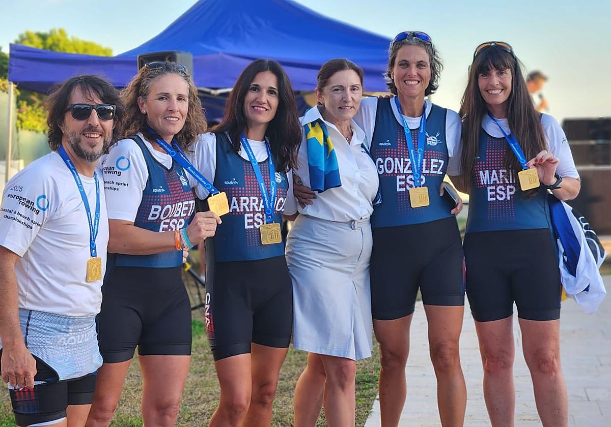 Bárbara González, la segunda por la derecha, junto a sus compañeras de equipo y la expresidenta de la Federación Española, la asturiana Asunción Loriente.