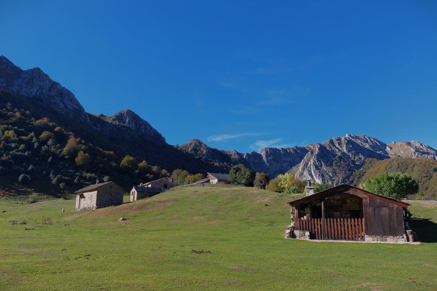 Imagen secundaria 1 - El inmenso paisaje y los distintos recodos simbólicos de la ruta son un tandem perfecto para una excursión completa.