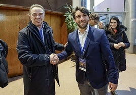 José Manuel del Pino y Andrés Ruiz se dan la mano tras conocerse el escrutinio que daba la victoria a Ruiz en el congreso local de PP de Gijón, el pasado mes de febrero.