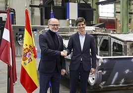 El ministro de Defensa de Letonia, Andris Sprüds, estrecha la mano del director general de Santa Bárbara, Alejandro Page, en la fábrica de armas de Trubia.
