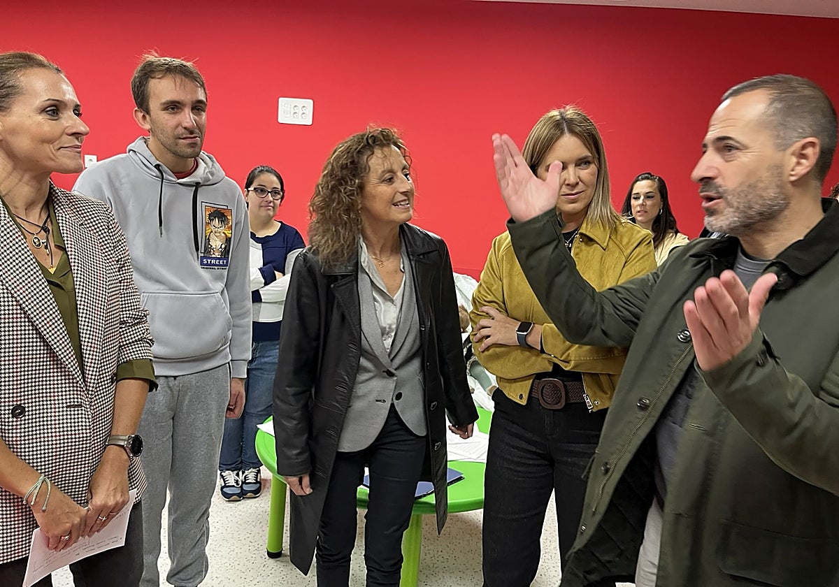 El alcalde de Siero, Ángel García (a la derecha), muestra el nuevo centro de La Pola ante la consejera de Educación, Eva Ledo (centro), y la edil del área, Eva Iglesias.