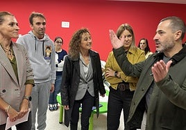 El alcalde de Siero, Ángel García (a la derecha), muestra el nuevo centro de La Pola ante la consejera de Educación, Eva Ledo (centro), y la edil del área, Eva Iglesias.