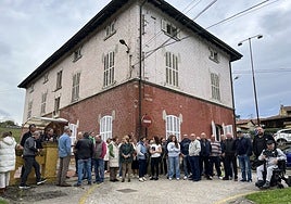 Vecinos de Lieres, ante el centro de salud de la localidad sierense.