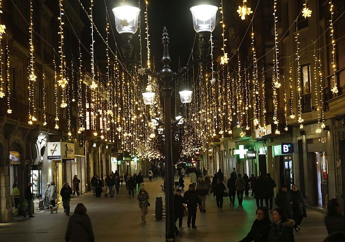 Iluminación navideña del año pasado en la calle Corrida de Gijón.