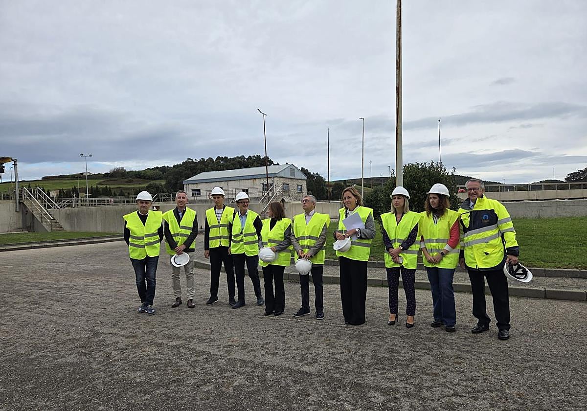 Hugo Alfonso Morán junto a la delegada del Gobierno, en el centro, en la visita a las obras de la depuradora de Maqua.