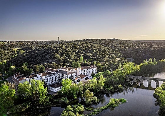 Balneario de Ledesma, en plena naturaleza salmantina. Siglos de agua termal para reforzar cuerpo y mente.