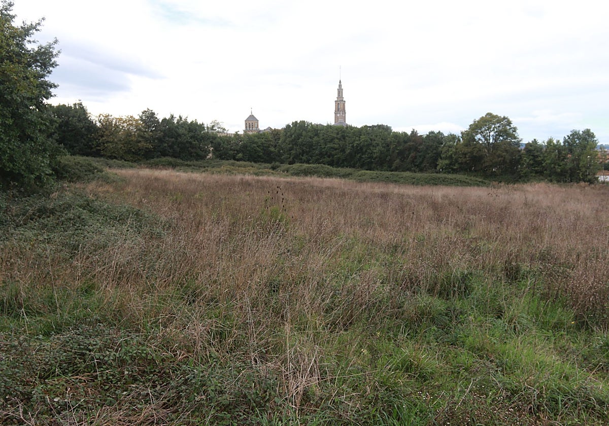 Parcela de titularidad municipal que ha sido cedida al Principado para que construya en ella más plazas de aparcamiento.