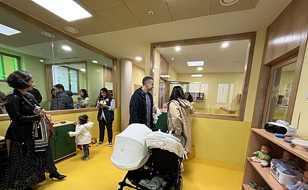 Los padres visitaron los nuevos centros en La Pola y Lugones.