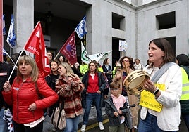 Una de las protestas de las educadoras ante la Consejería de Educación.
