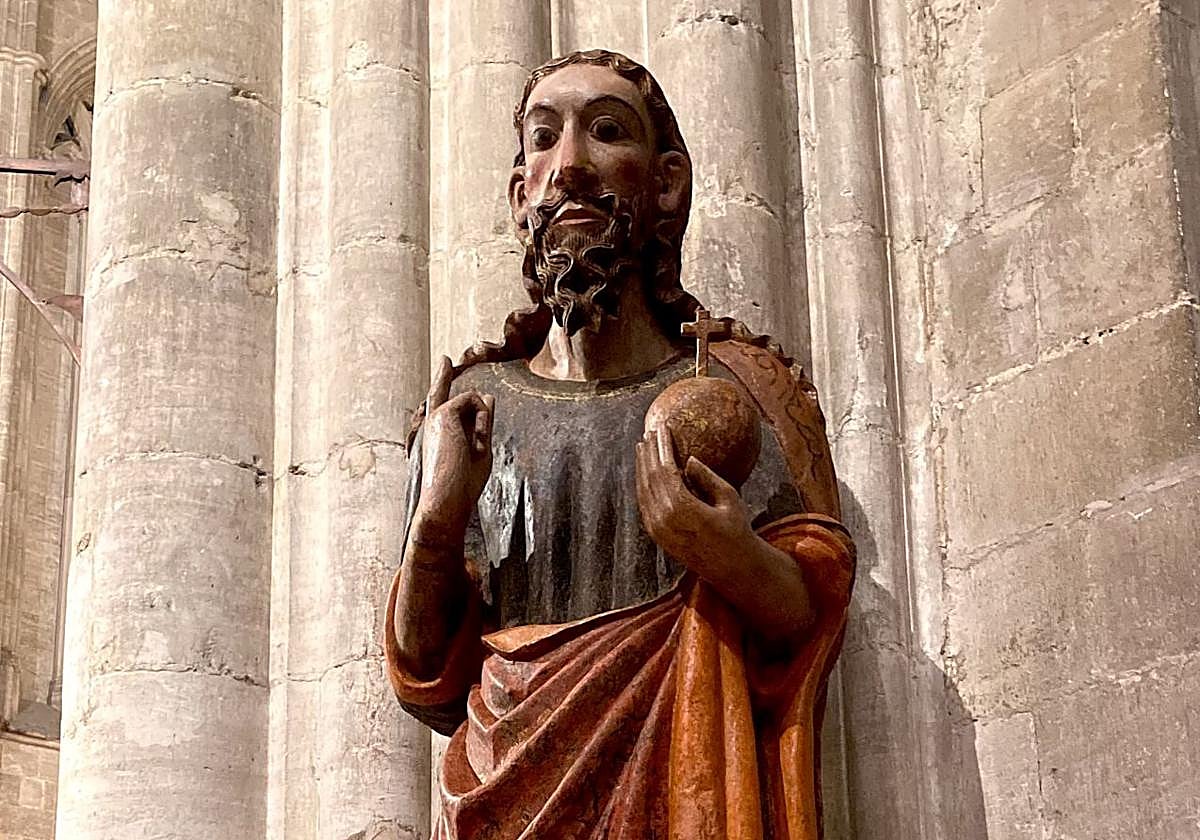 Les lletres pintaes nel brazu izquierdu del Salvador.