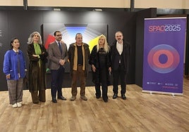 La presentación de la Semana Profesional del Arte de Oviedo, en Trascorrales. El presidente de la FMC, David Álvarez, y la directora del evento, Marta Fermín, con galeristas y artistas.