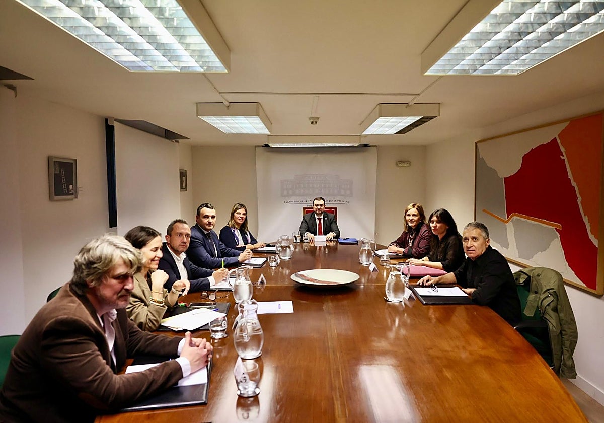 Adrián Barbón encabeza la reunión del Gobierno regional con los portavoces del PSOE e IU-Convocatoria por Asturies y el equipo de Covadonga Tomé.