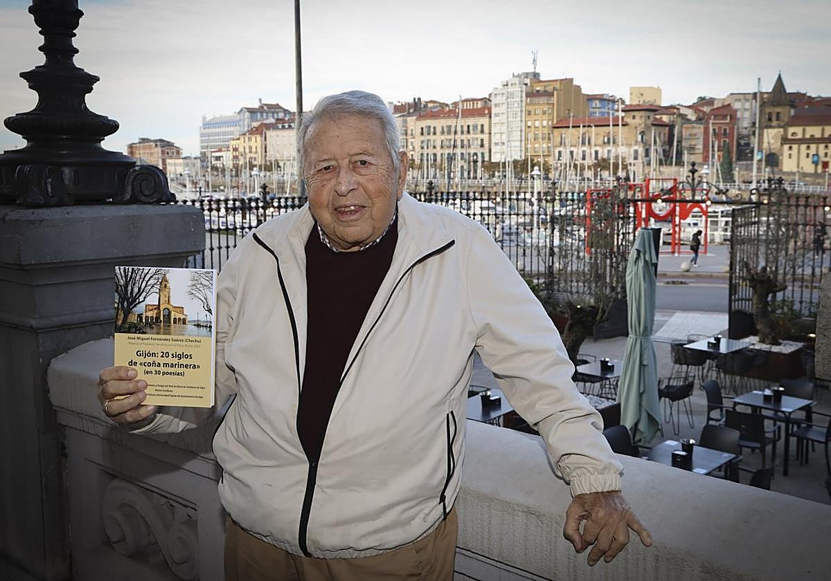 José Miguel Fernández, 'Chechu', con su libro 'Gijón: 20 años de coña marinera (en 30 poesías)', en el edificio Space.