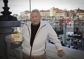José Miguel Fernández, 'Chechu', con su libro 'Gijón: 20 años de coña marinera (en 30 poesías)', en el edificio Space.