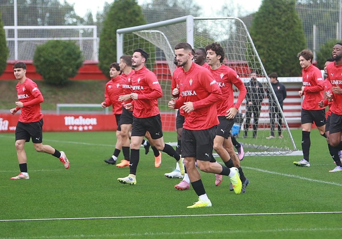 Recompensa. Jesús Bernal, en el centro de la imagen, regresa a la convocatoria después de casi once meses en el dique seco.