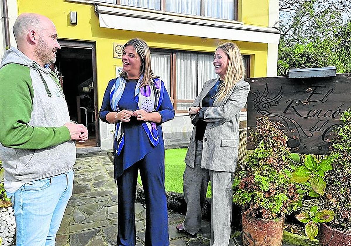 El gerente de El Rincón del Cuera, Eduardo González, la vicepresidenta Gimena Llamedo y la directora de Emigración, Olaya Gómez Romano.
