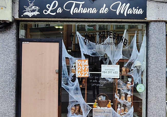 Carteles colocados en una de las tiendas.