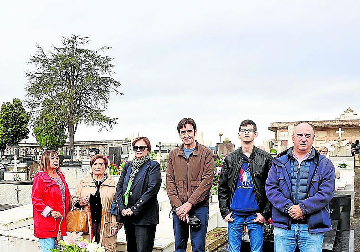 Imagen principal - El cementerio de Oviedo se lava la cara en un día «cada vez con menos gente»