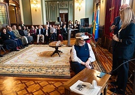 Celia Fernández, vicepresidenta primera de la Junta General del Principado de Asturias, con gafas simulación baja visión.