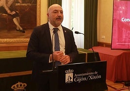 Guzmán Pendás, durante una rueda de prensa, en el salón de recepciones del Ayuntamiento de Gijón.