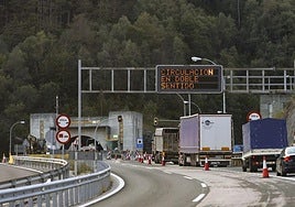 Tráfico lento en el Huerna por un corte de calzada debido a la reforma de los túneles.