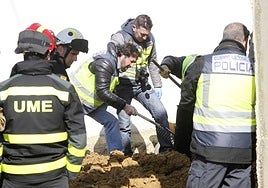 Policía Nacional de Gijón y la UME buscan en 2016 los restos de Maritrini y su hija en el solar en el que se levantaba la casa en la residían en Matadeón de los Oteros (León).