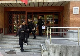 Agentes de la Policía Nacional custodian al detenido a la salida del juzgado de Mieres.