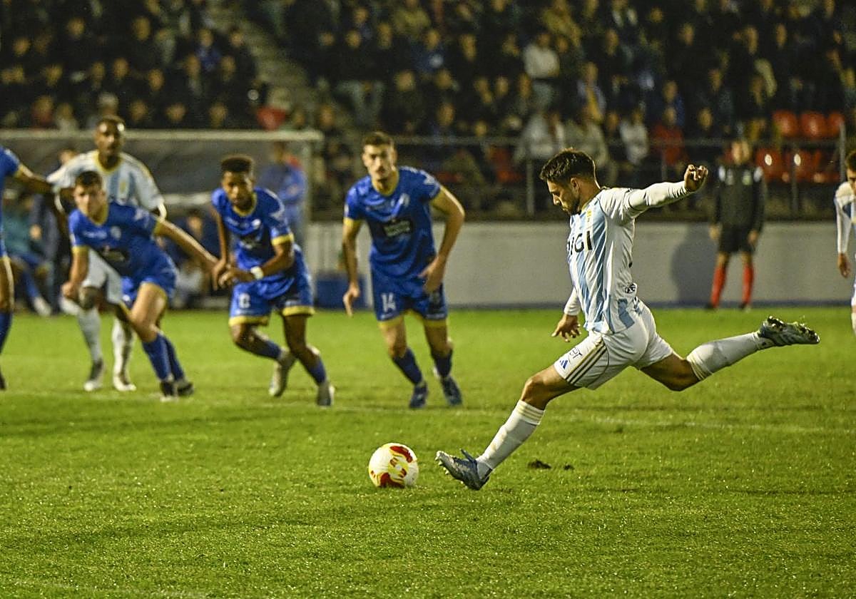 Josip Brekalo del Real Oviedo, durante el partido de Copa del Rey en Ourense.