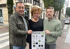 Valentín Fuente, Isabel Gómez y Miguel Ánxel Montenegro, de la directiva de Amigos del Roble.