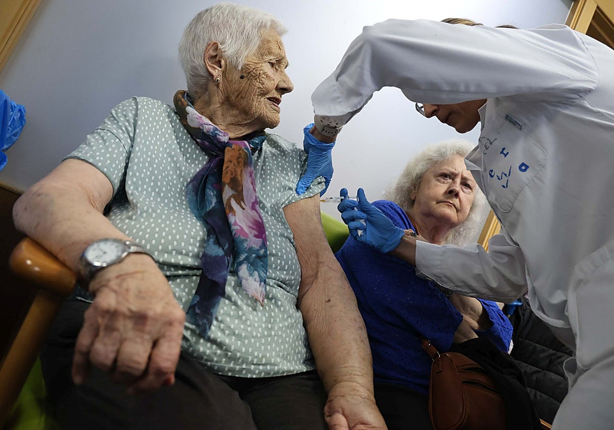 Residentes de la residencia Trisquel, en Oviedo, se vacunan contra la gripe en el inicio de la campaña de este año.