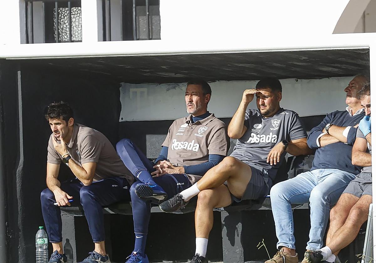 Sergio Sánchez, segunda por la izquierda, en el banquillo del Marino.