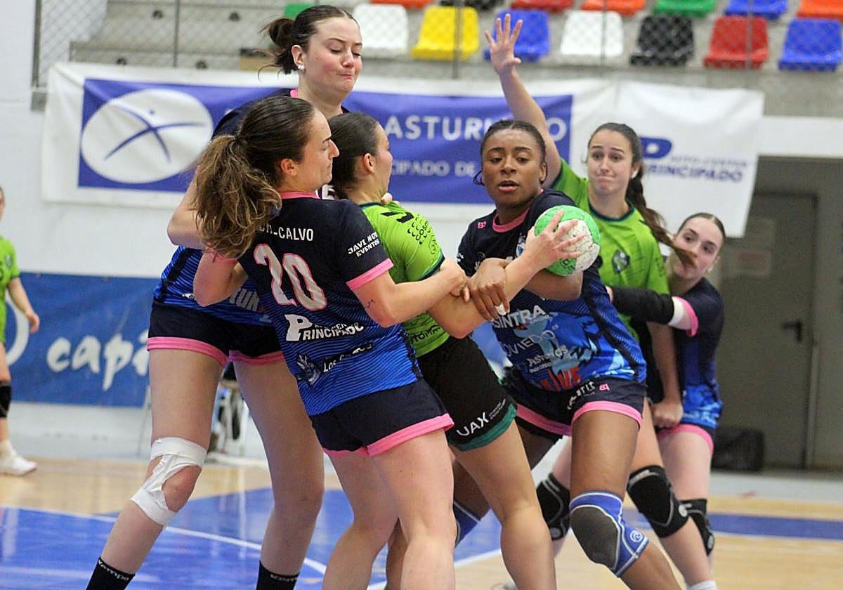 Carmen, Sofía y Lisa frenan a la visitante Silvia.