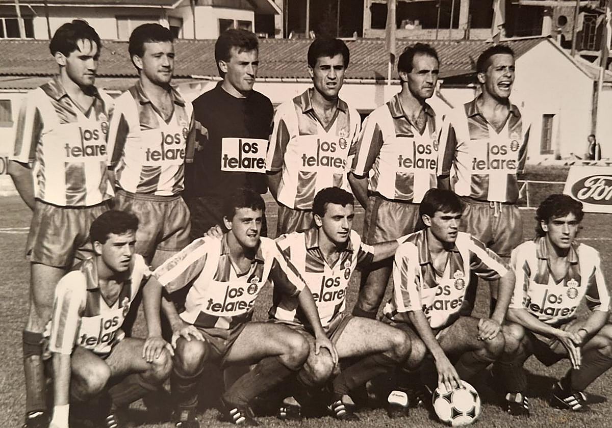 Real Avilés Industrial en la campaña 89-90. Arriba: Espejo, Colomba, Pachu, Calvo, Baza y Segundo. Abajo: Nacho Castro, Iñaqui Marigil, Chusi, Manel y Velázquez.