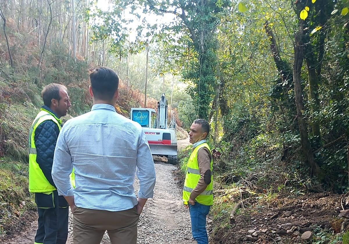 El concejal de Obras y el alcalde de Corvera visitaron las obras en el camino situado en la parroquia de Molleda.