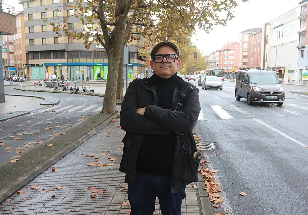 Carlos Arias, ante el cruce de Cuatro Caminos, en La Calzada.