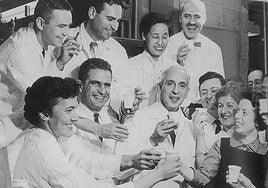 Severo Ochoa, rodeado de su equipo, en 1959.