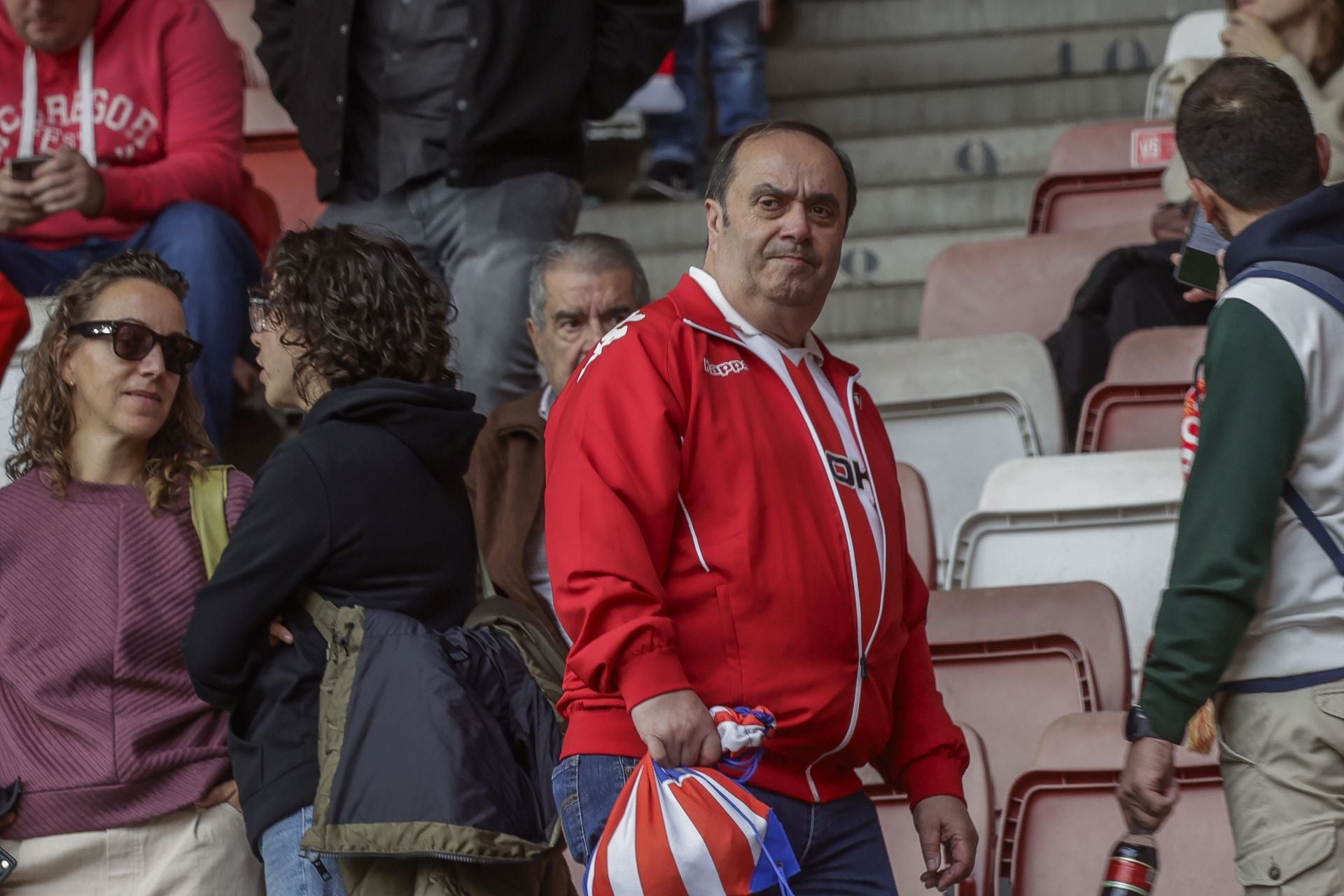 Fotos: ¿Estuviste en El Molinón viendo el Sporting-Las Palmas? ¡Búscate!